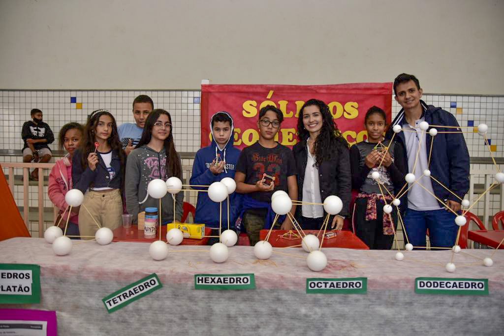 Alunos da EMEIEF “Bery Barreto de Araújo” expõem trabalhos na feira de ciências
