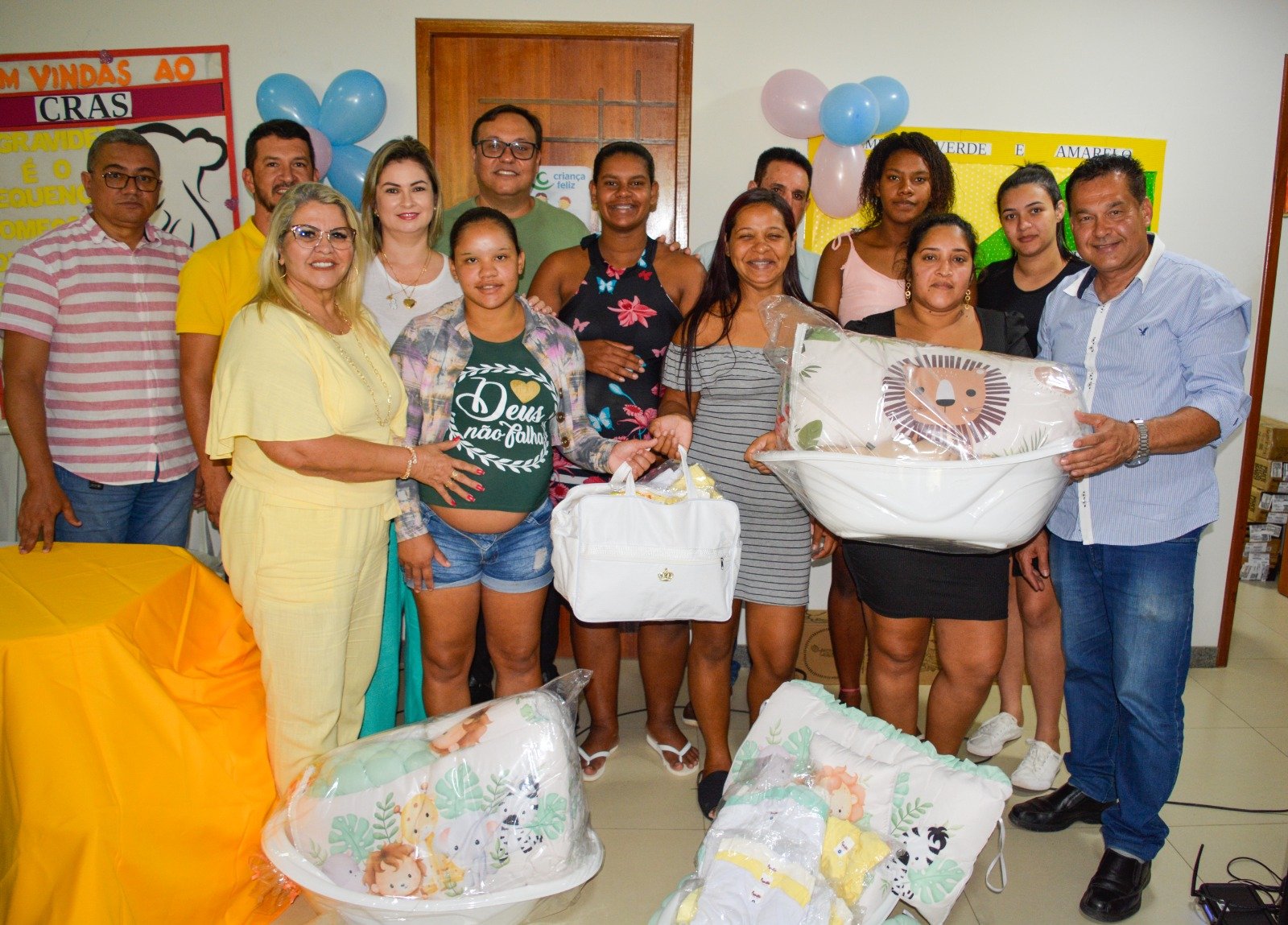 Cras entrega kits bebês para gestantes em ação de promoção social
