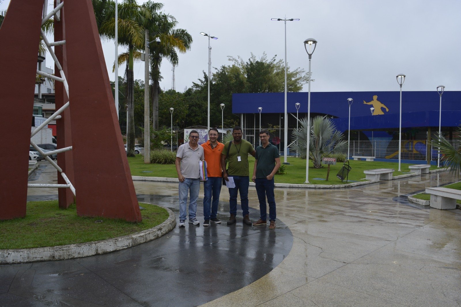 Representante da prefeitura com associados da CDL Marataízes, Itapemirim e Presidente Kennedy