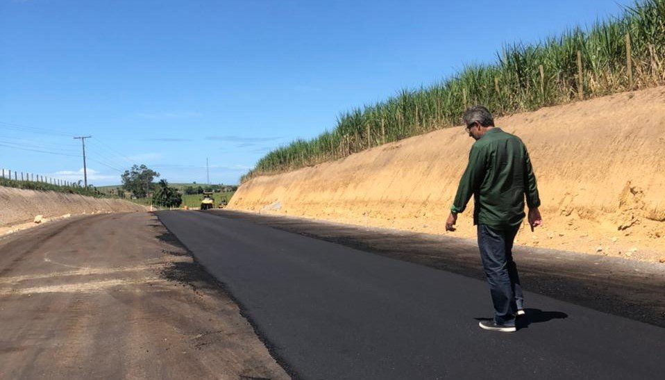 Prefeito Dorlei Fontão acompanha obras de asfalto em São Salvador e região