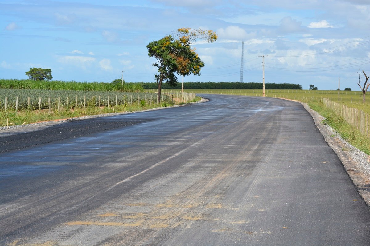 Obras de asfaltamento entre Santo Eduardo e Jaqueira avançam 